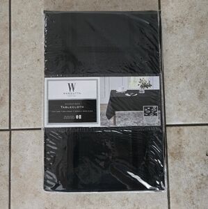 NEW Wamsutta Black Tablecloth Rectangle 60 x 84 Water Resistant Machine Washable
